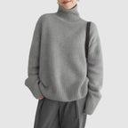 Isa – Damski sweter z wysokim golfem