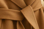 Joanna – Długa marynarka damska z wiązanym detalem