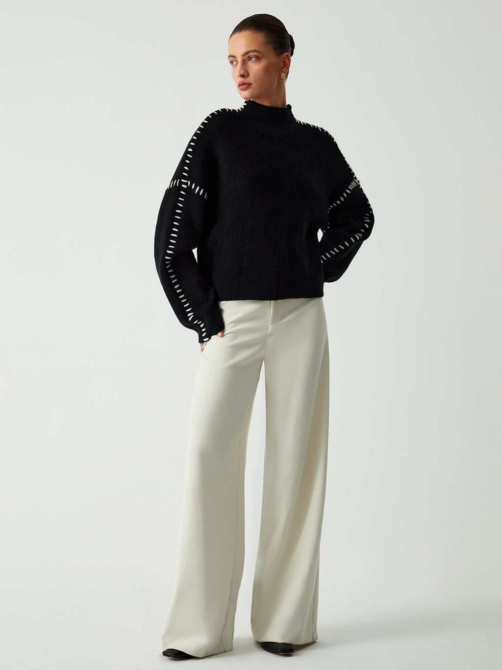Erica – Sweter damski oversize ze stójką i kontrastowymi przeszyciami