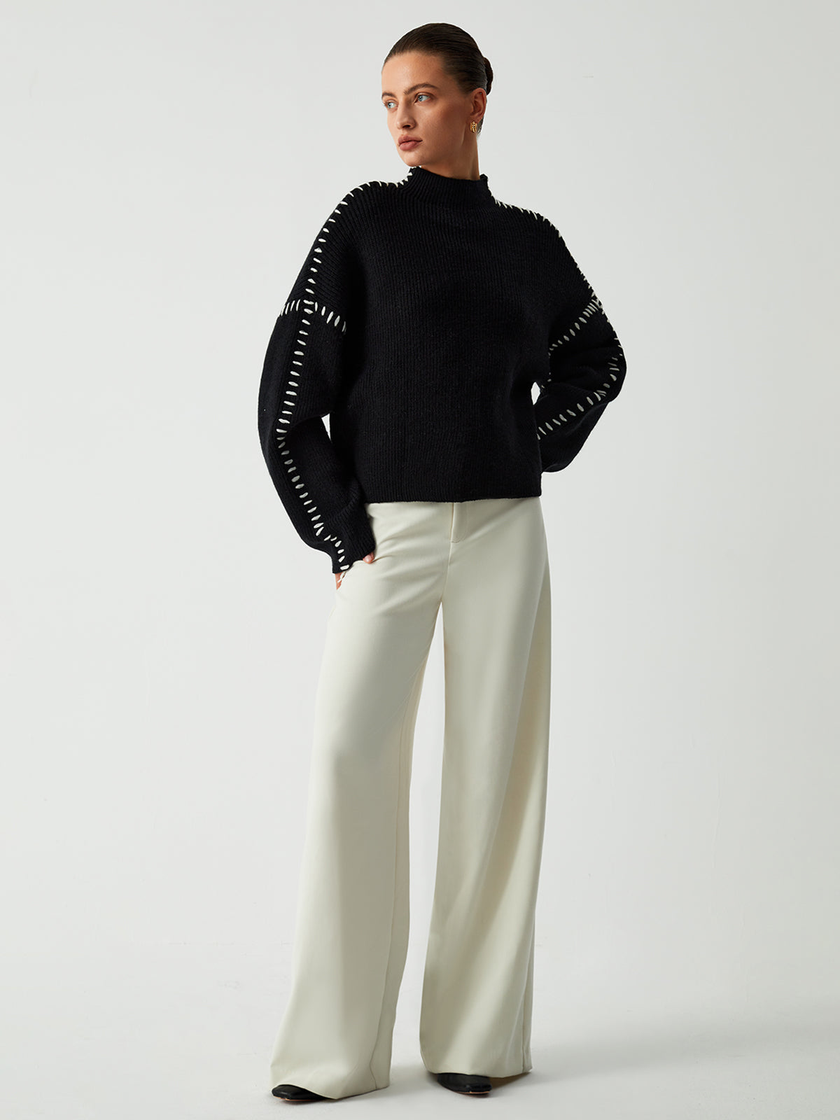 Erica – Sweter damski oversize ze stójką i kontrastowymi przeszyciami