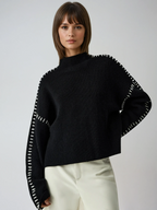 Erica – Sweter damski oversize ze stójką i kontrastowymi przeszyciami