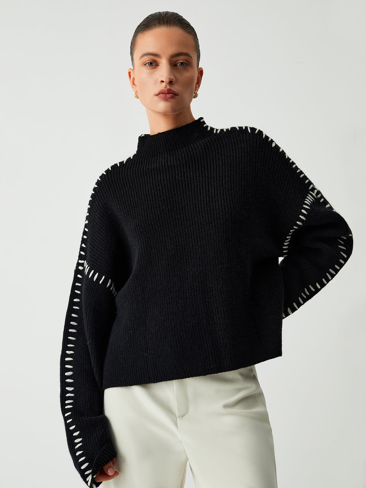 Erica – Sweter damski oversize ze stójką i kontrastowymi przeszyciami