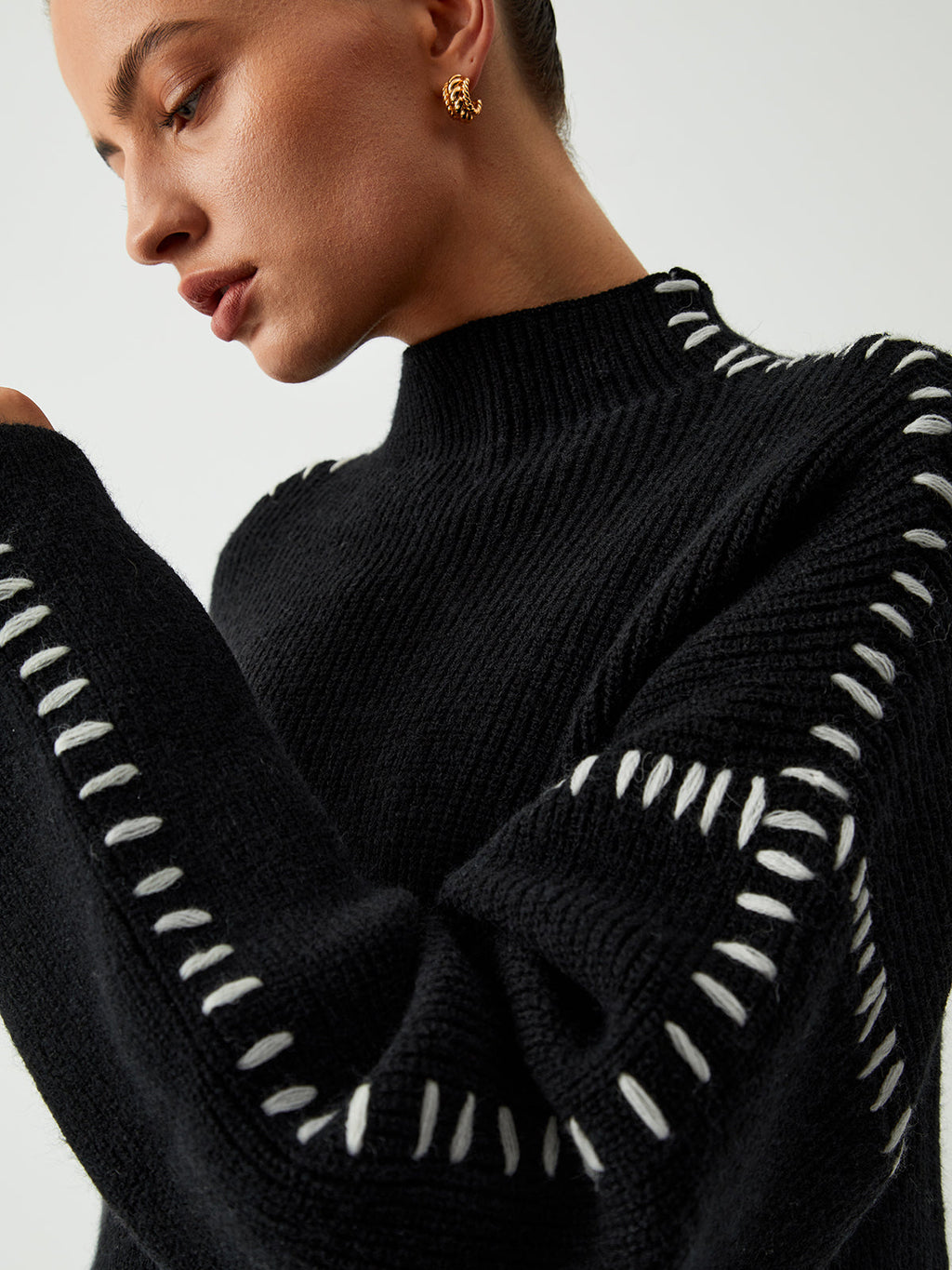 Erica – Sweter damski oversize ze stójką i kontrastowymi przeszyciami