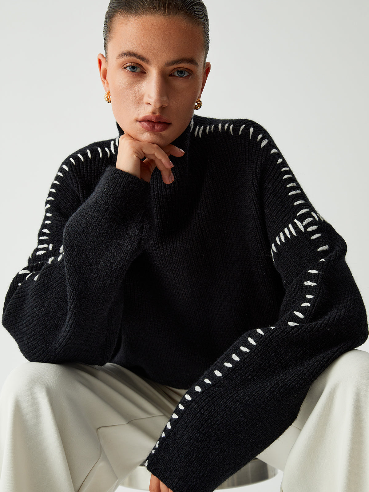 Erica – Sweter damski oversize ze stójką i kontrastowymi przeszyciami