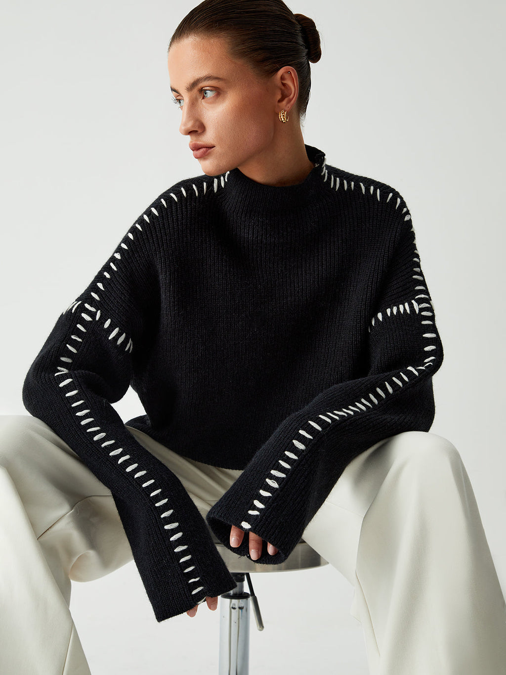 Erica – Sweter damski oversize ze stójką i kontrastowymi przeszyciami