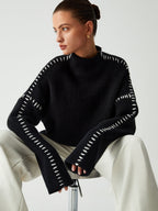 Erica – Sweter damski oversize ze stójką i kontrastowymi przeszyciami