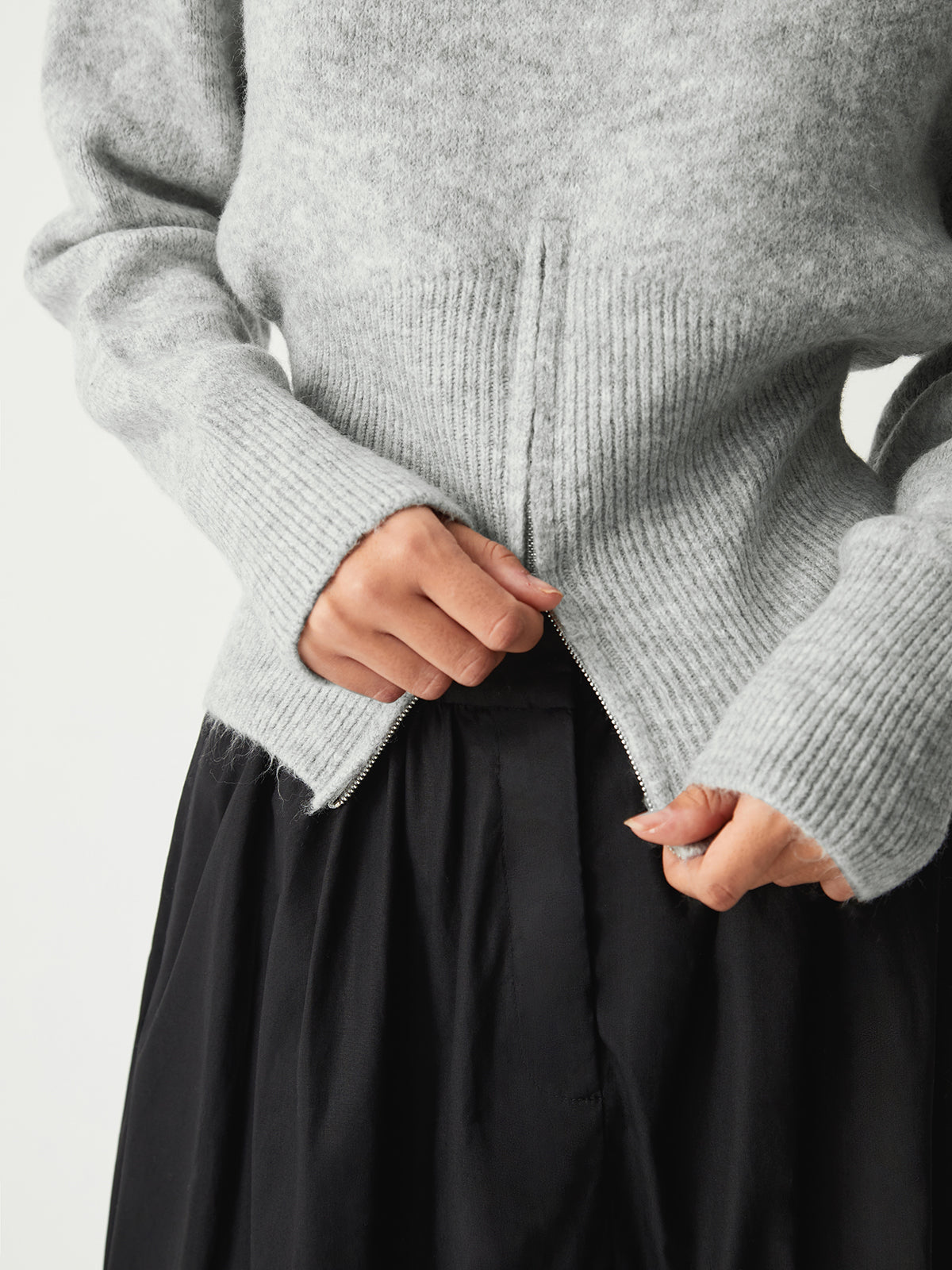 Sophia – Sweter damski z zamkiem i podkreśloną talią
