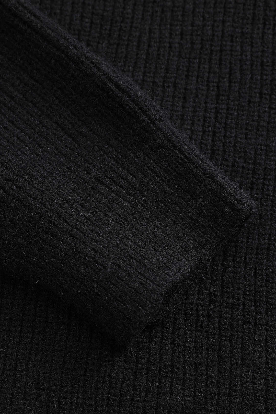 Czarny kardigan damski z dekoltem V i kieszeniami – zdjęcie produktu
