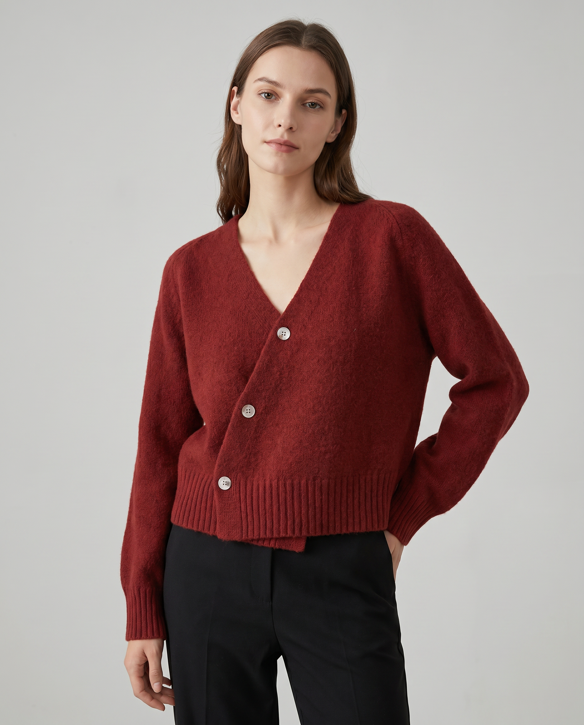Amelia – Sweter damski z dekoltem V i ozdobnymi guzikami