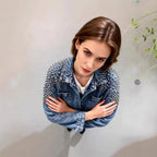 Wiktoria – Krótka kurtka jeansowa z ozdobnymi detalami