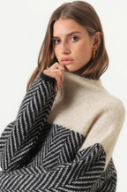 Eireann – Sweter damski z golfem i wzorem chevron
