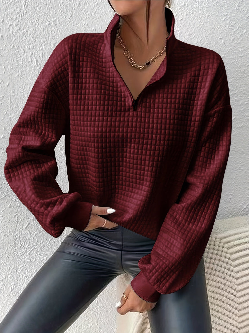Krótki sweter damski z zamkiem pod szyją