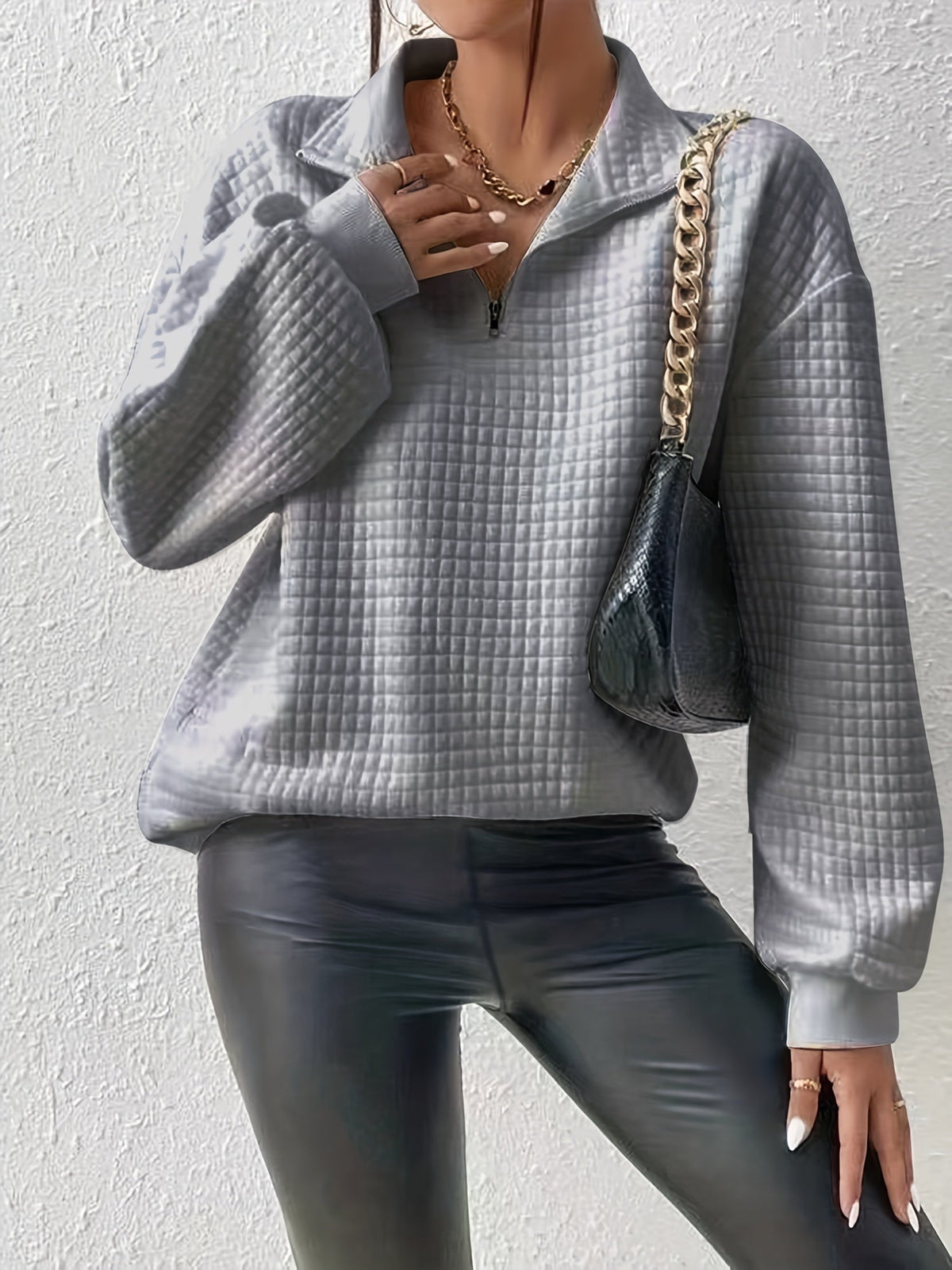 Krótki sweter damski z zamkiem pod szyją