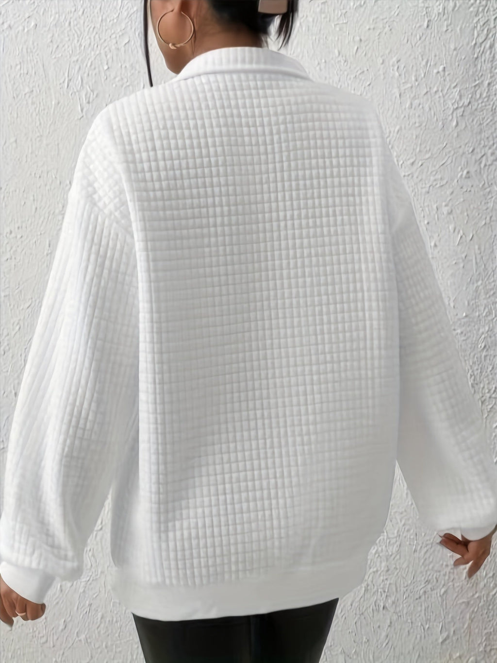 Krótki sweter damski z zamkiem pod szyją