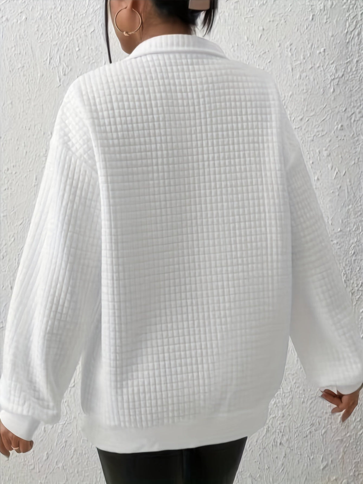 Krótki sweter damski z zamkiem pod szyją
