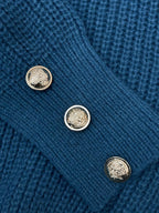 Sweter damski z dekoltem w serek i ozdobnymi guzikami