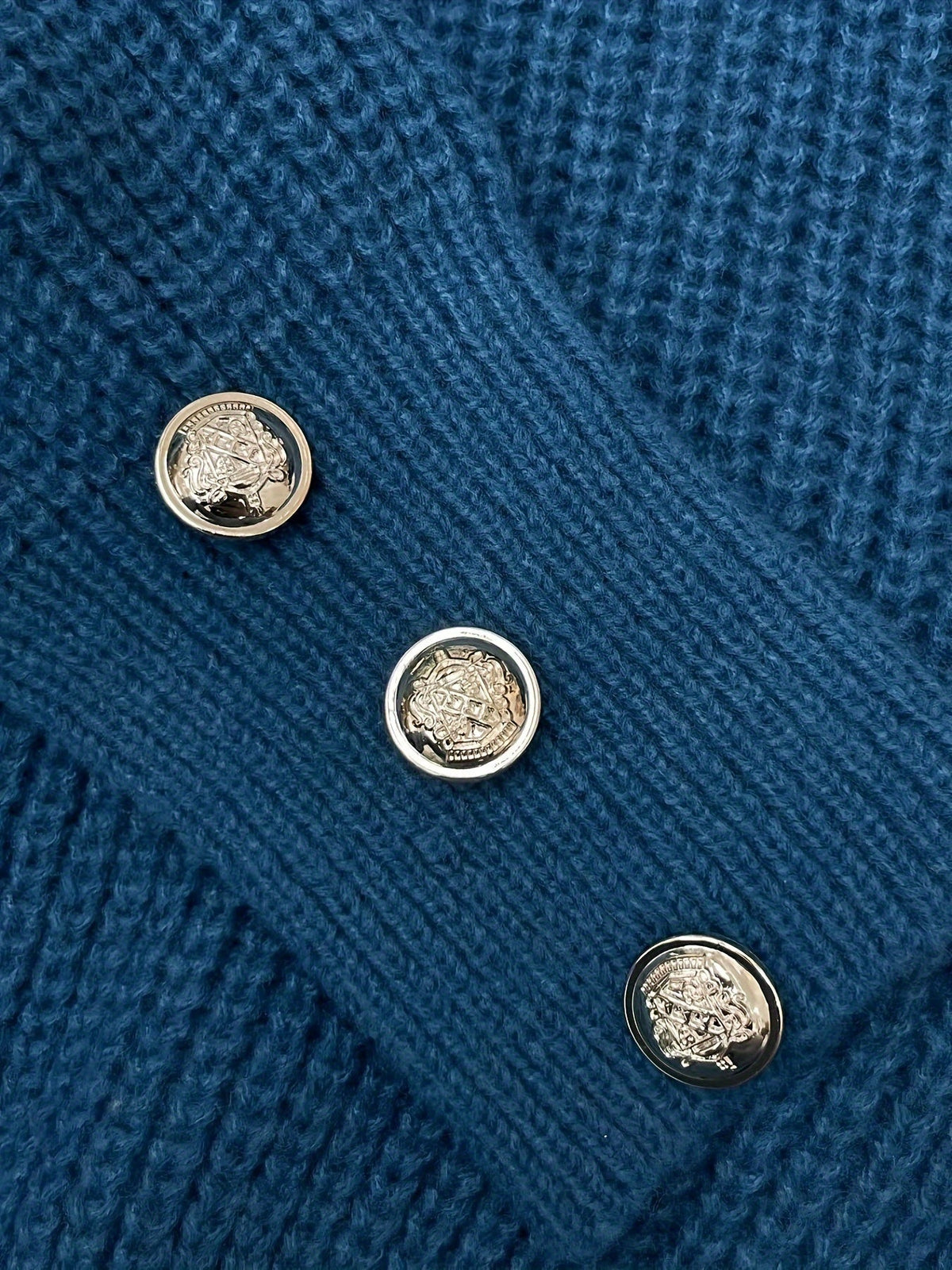 Sweter damski z dekoltem w serek i ozdobnymi guzikami