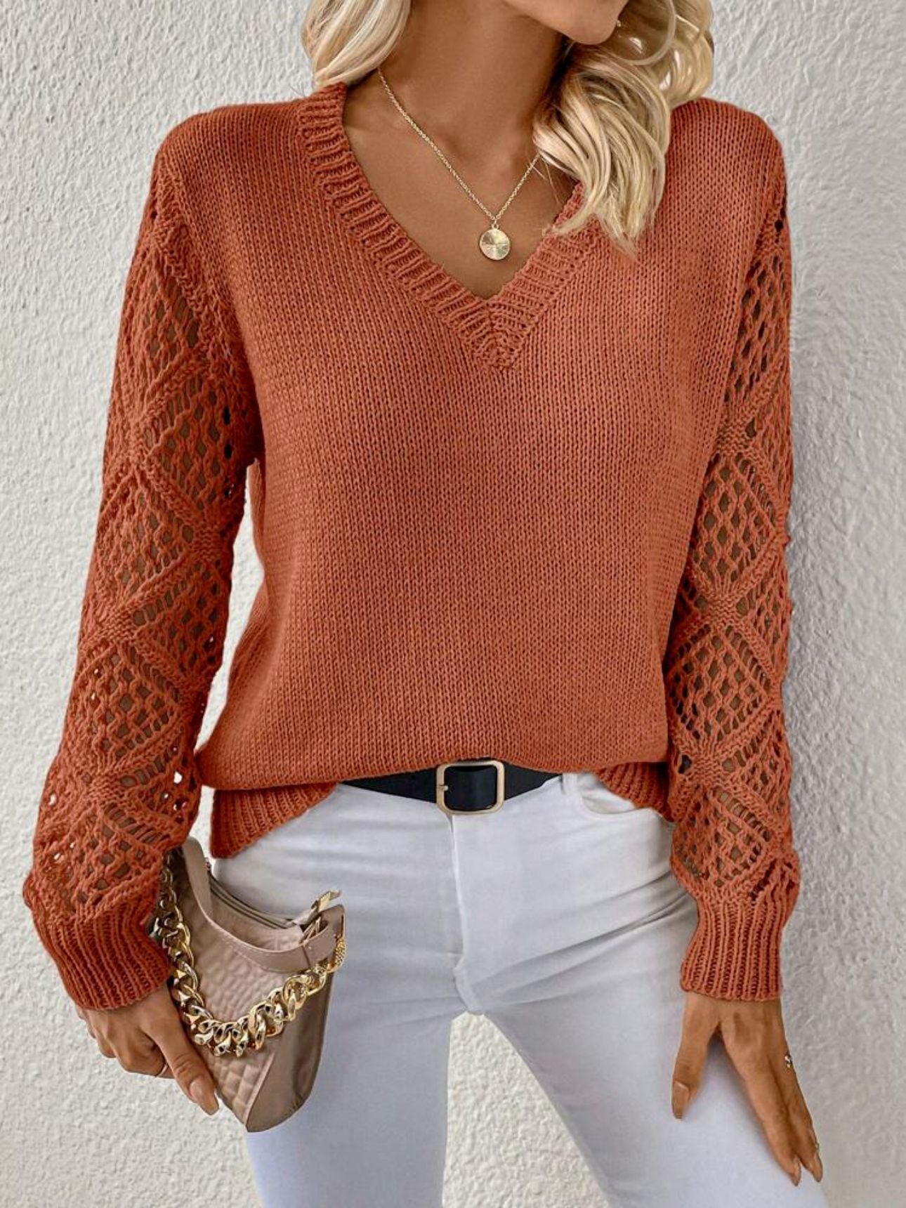 Fiona – Sweter damski z dekoltem w serek i ażurowymi rękawami