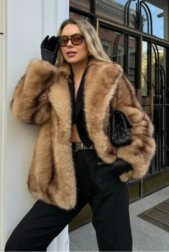 Nela – Brązowy płaszcz damski oversize z miękkim wykończeniem