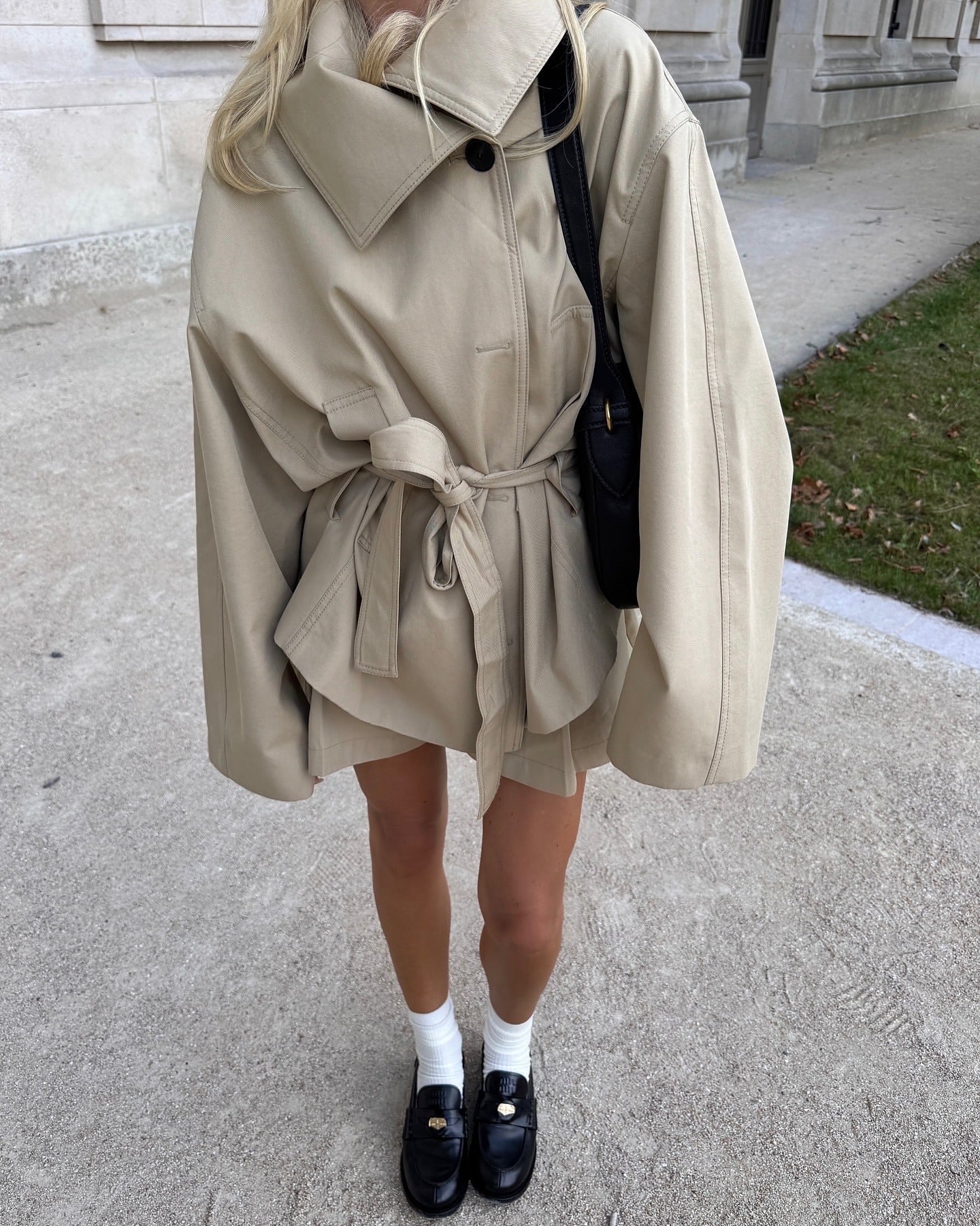 Adela Claire – Krótki trencz damski oversize z paskiem