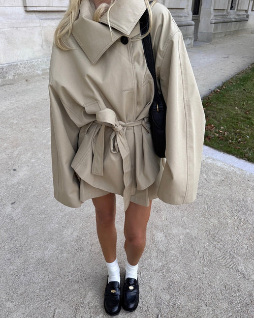 Adela Claire – Krótki trencz damski oversize z paskiem